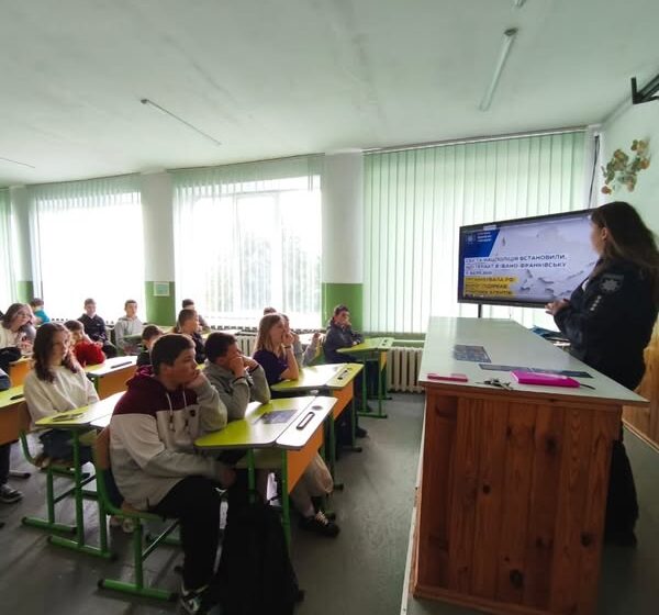“Не пали своїх! – “Спали” ворога!” – під таким гаслом відбулася зустріч ювенальних поліцейських Коломийщини з учнями