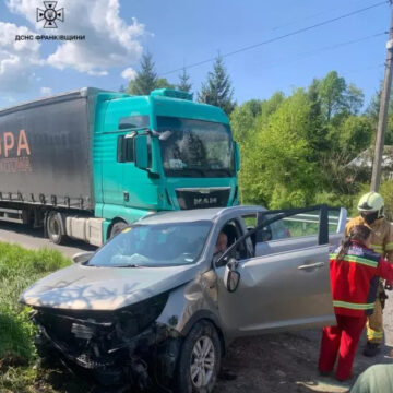 У Делятині надзвичайники деблокували чоловіка з понівеченого в ДТП авто У Делятині надзвичайники деблокували чоловіка з понівеченого в ДТП авто