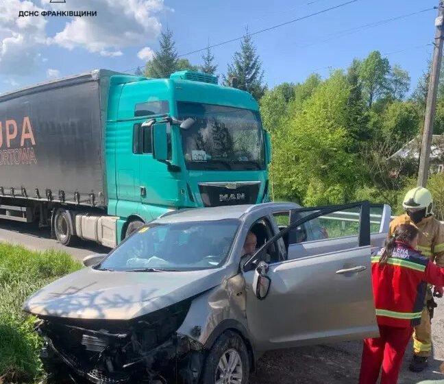 У Делятині надзвичайники деблокували чоловіка з понівеченого в ДТП авто