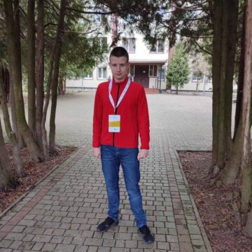 Навчається по сім годин щодня