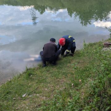 На Косівщині з водойми витягли тіло загиблої жінки На Косівщині з водойми витягли тіло загиблої жінки