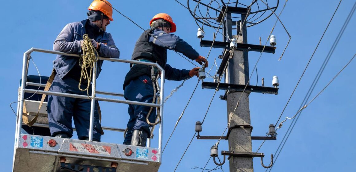 В Болехові енергетики встановлять металеву платформу для гнізда лелеки на електричній опорі В Болехові енергетики встановлять металеву платформу для гнізда лелеки на електричній опорі