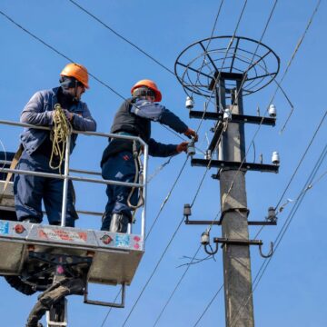 В Болехові енергетики встановлять металеву платформу для гнізда лелеки на електричній опорі В Болехові енергетики встановлять металеву платформу для гнізда лелеки на електричній опорі