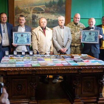 У День міста в Івано-Франківську зафіксували національний “книжковий” рекорд України У День міста в Івано-Франківську зафіксували національний “книжковий” рекорд України