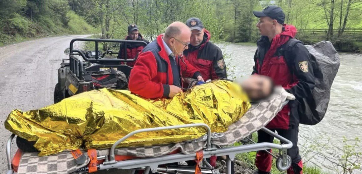 Під час мандрівки Карпатами туристу стало зле: знадобилась допомога рятувальників та медиків (ФОТО)