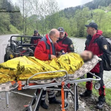 Під час мандрівки Карпатами туристу стало зле: знадобилась допомога рятувальників та медиків (ФОТО)