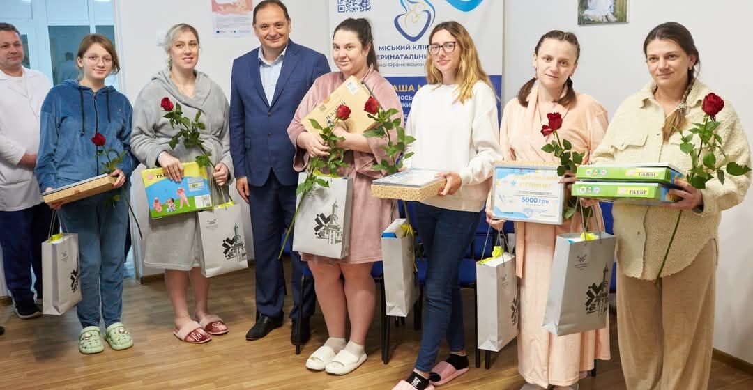 В Івано-Франківську привітали жінок, які народили на День міста В Івано-Франківську привітали жінок, які народили на День міста