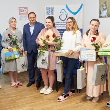 В Івано-Франківську привітали жінок, які народили на День міста