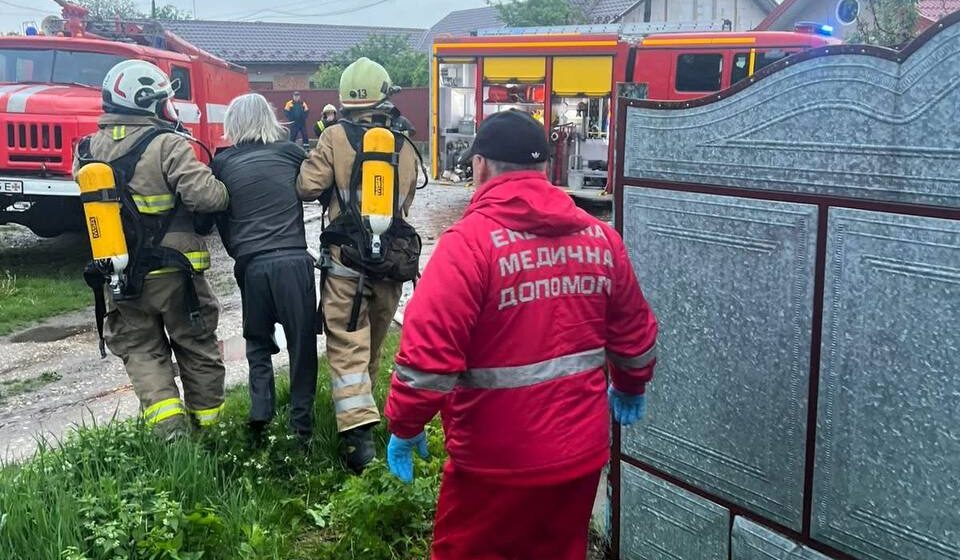 В Городенці на пожежі врятували чоловіка