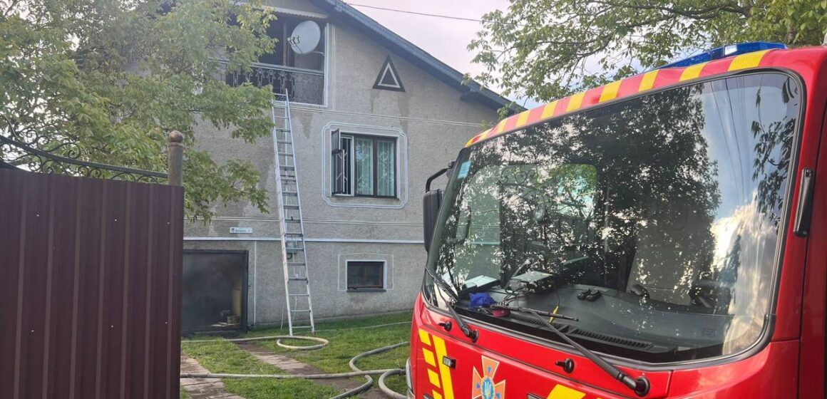 На пожежі будинку в одному з сіл Івано-Франківської громади отримали опіки двоє людей