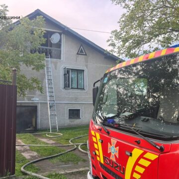 На пожежі будинку в одному з сіл Івано-Франківської громади отримали опіки двоє людей На пожежі будинку в одному з сіл Івано-Франківської громади отримали опіки двоє людей