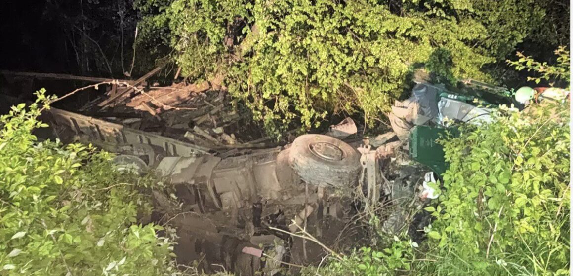 У Болехові перекинулась вантажівка: постраждалого водія деблокували рятувальники (ФОТО)