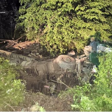 У Болехові перекинулась вантажівка: постраждалого водія деблокували рятувальники (ФОТО)
