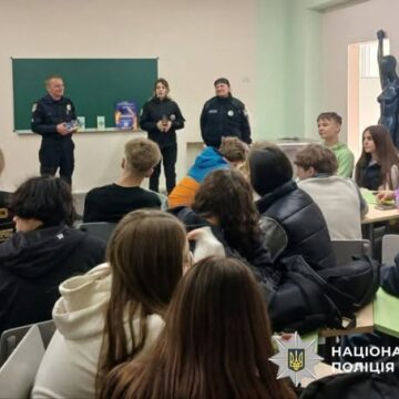 Поліція Калущини застерігає про випадки вербування неповнолітніх через інтернет і соціальні мережі Поліція Калущини застерігає про випадки вербування неповнолітніх через інтернет і соціальні мережі
