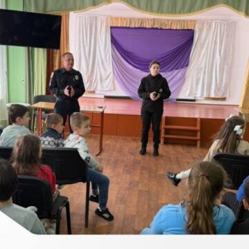 Поліцейські Калущини влаштували пізнавальне заняття для гімназистів