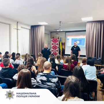 Прикарпатські поліцейські організували для місцевих ліцеїстів пізнавальне дозвілля