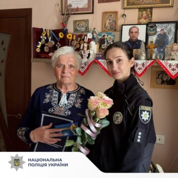 Поліцейські Прикарпаття відвідали матерів загиблих захисників з нагоди Дня матері