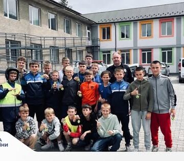 Офіцери служби освітньої безпеки поліції Прикарпаття навчають школярів правил безпечної поведінки на дорозі