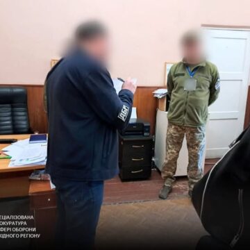 На Прикарпатті затримали начальника підрозділу військової частини, який дозволив підлеглому не з’являтися на службу та отримувати гроші