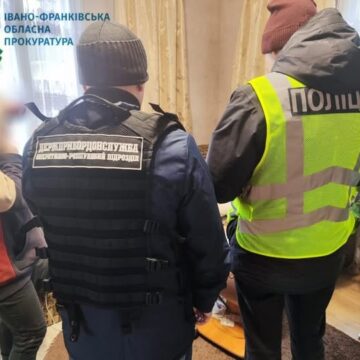 На Прикарпатті судитимуть двох жінок, які вивезли з країни військовозобов’язаних синів за підробленими медичними документами
