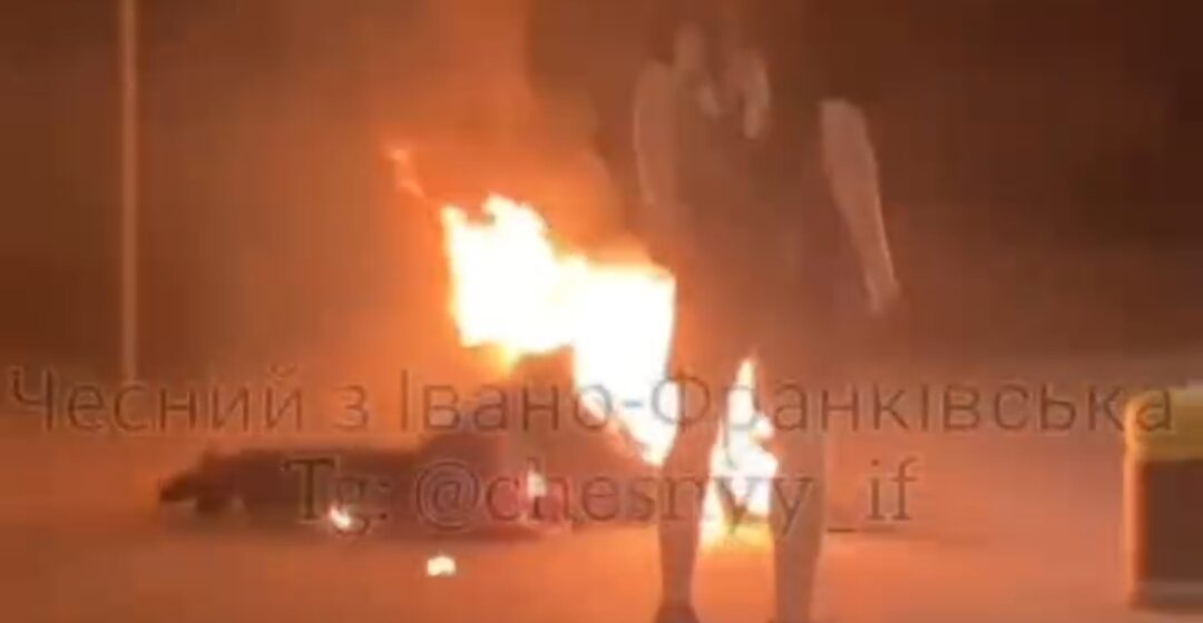 У центрі Франківська чоловік облив себе бензином і підпалив (ВІДЕО)