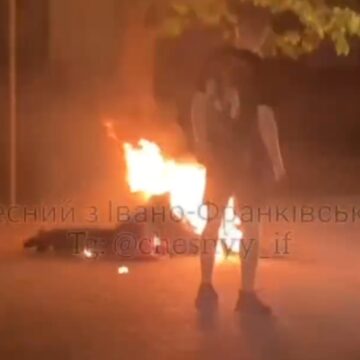 У центрі Франківська чоловік облив себе бензином і підпалив (ВІДЕО) У центрі Франківська чоловік облив себе бензином і підпалив (ВІДЕО)