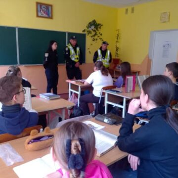 Діти почули важливе: понад 50 снятинських учнів спілкувались із поліцейськими