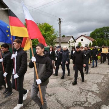 На Прикарпатті молебнем та урочистим проходженням вшанували рятувальників-добровольців