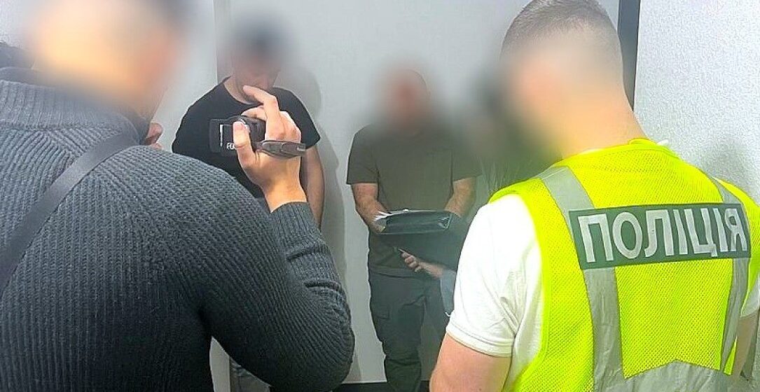 Ошукав на 80 тисяч доларів: прикарпатські поліцейські затримали шахрая