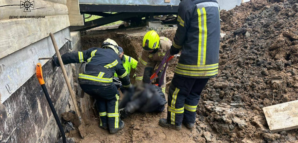 У Яблуниці рятувальники вилучили тіло чоловіка, якого присипало землею під час земляних робіт