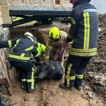 У Яблуниці рятувальники вилучили тіло чоловіка, якого присипало землею під час земляних робіт