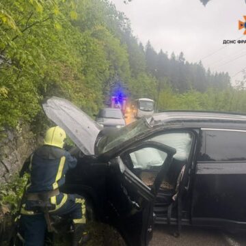 У Яремче автомобіль зіткнувся з підпірною стіною
