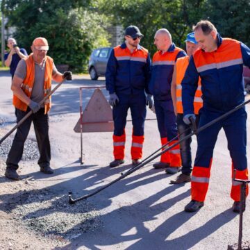 Критично бракує рук: як мер Франківська з комунальниками латав ями у Хриплині