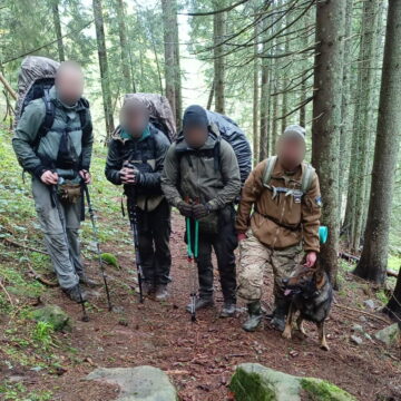 На Верховинщині прикордонний пес допоміг зловити порушників, які планували втечу до Румунії На Верховинщині прикордонний пес допоміг зловити порушників, які планували втечу до Румунії