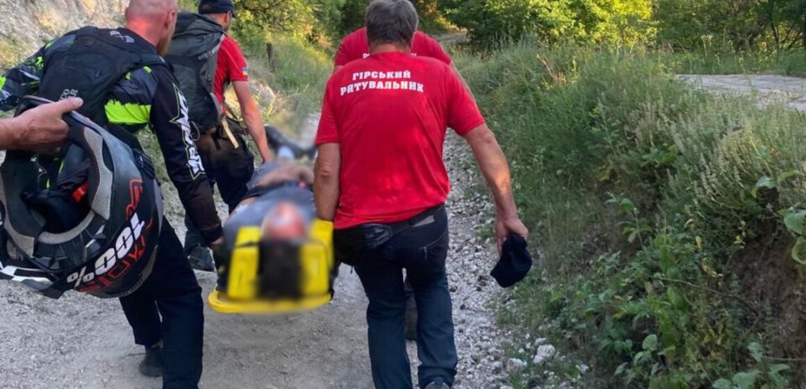 На Вовчинецьких горах під час велопрогулянки травмувався юнак: знадобилась допомога рятувальників