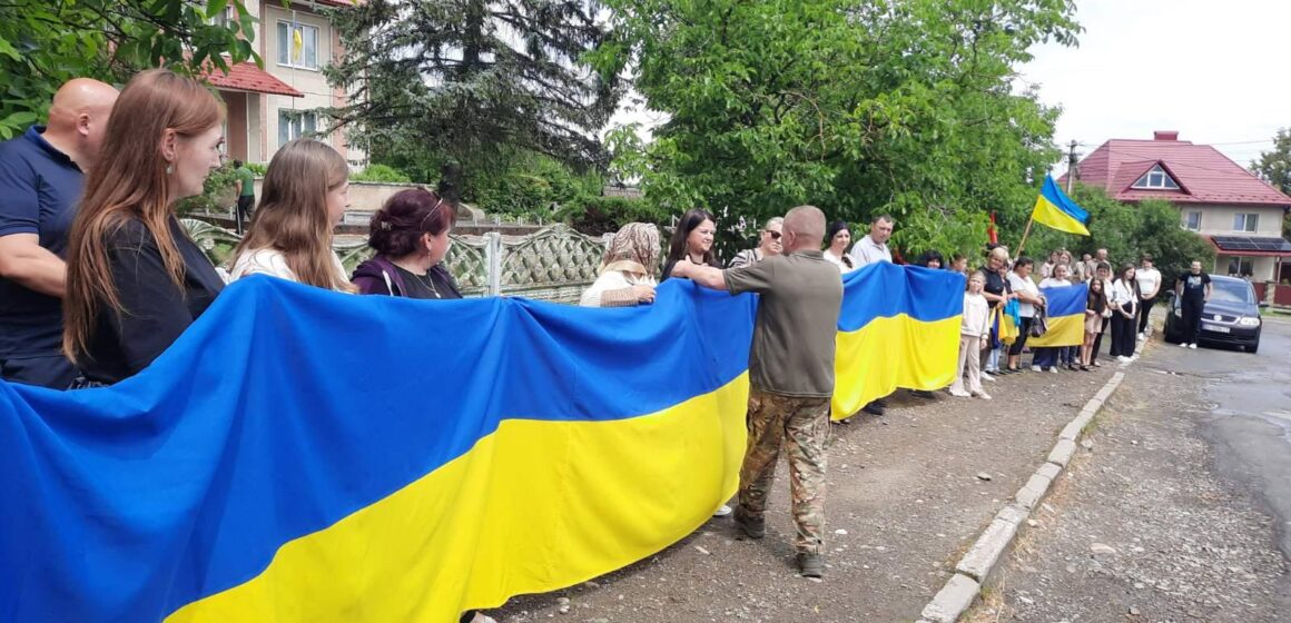 В рідному селі на Коломийщині зустріли воїна Івана Копильціва, який повернувся з полону В рідному селі на Коломийщині зустріли воїна Івана Копильціва, який повернувся з полону
