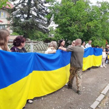В рідному селі на Коломийщині зустріли воїна Івана Копильціва, який повернувся з полону В рідному селі на Коломийщині зустріли воїна Івана Копильціва, який повернувся з полону