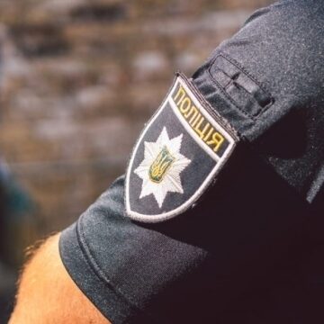 В Івано-Франківську жінка з дитиною перешкоджала поліцейським в затриманні п’яного пережого В Івано-Франківську жінка з дитиною перешкоджала поліцейським в затриманні п’яного пережого