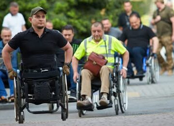 Мер Франківська разом з ветеранами на колісних кріслах проінспектували доступність найдовшої вулиці міста