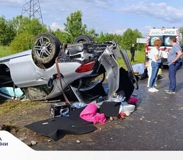 Прикарпатські поліцейські розслідують аварію, у якій загинув водій легковика та пасажирку доставили до лікарні