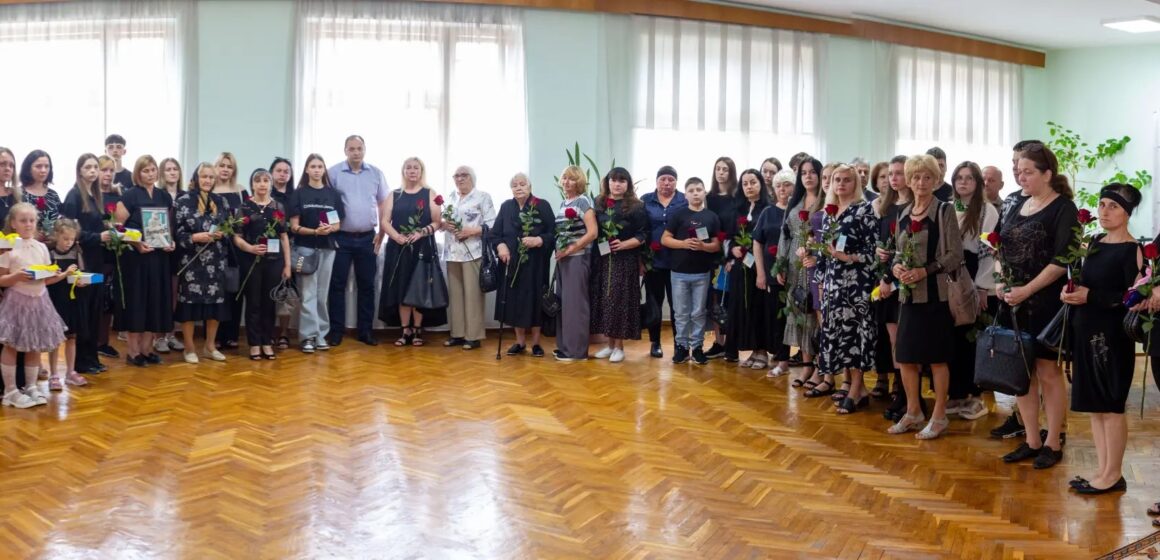 В Івано-Франківську рідним полеглим захисників вручили їх посмертні нагороди «За честь і звитягу» В Івано-Франківську рідним полеглим захисників вручили їх посмертні нагороди «За честь і звитягу»