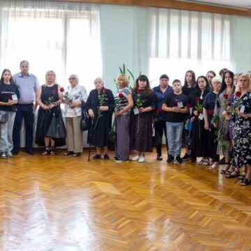 В Івано-Франківську рідним полеглим захисників вручили їх посмертні нагороди «За честь і звитягу» В Івано-Франківську рідним полеглим захисників вручили їх посмертні нагороди «За честь і звитягу»
