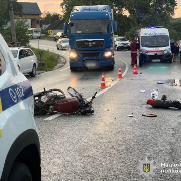 Поліцейські встановлюють обставини ДТП, де загинули керманич та пасажирка мотоцикла Поліцейські встановлюють обставини ДТП, де загинули керманич та пасажирка мотоцикла