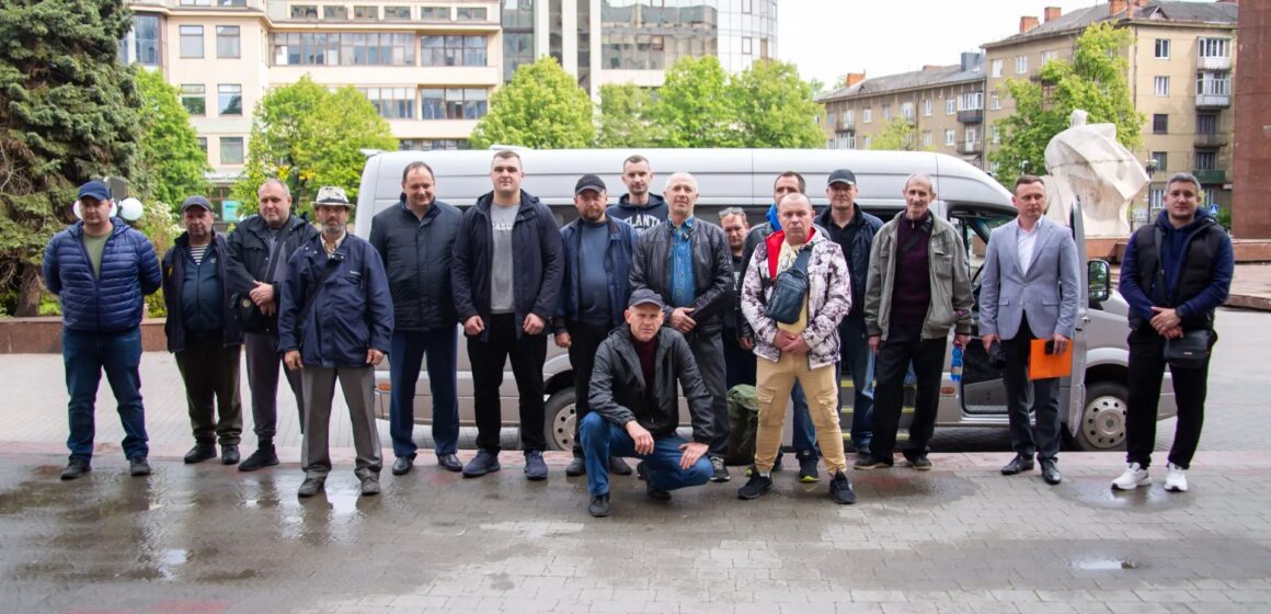 Франківські комунальники вчергове відправились на передову для зведення фортифікацій Франківські комунальники вчергове відправились на передову для зведення фортифікацій