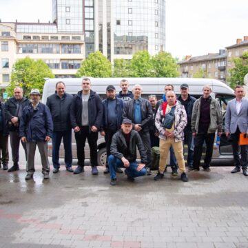 Франківські комунальники вчергове відправились на передову для зведення фортифікацій 