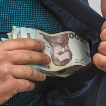 Викрали з рахунку прикарпатського агропідприємства майже мільйон гривень – повідомлено про підозру трьом співучасникам Викрали з рахунку прикарпатського агропідприємства майже мільйон гривень – повідомлено про підозру трьом співучасникам