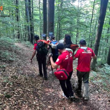 Гірські рятувальники Прикарпаття надали допомогу постраждалій туристці Гірські рятувальники Прикарпаття надали допомогу постраждалій туристці