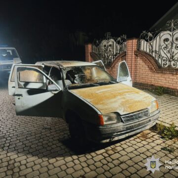 Надвірнянські поліцейські оперативно затримали підозрюваного за підпал автомобіля: фігуранта взято під варту