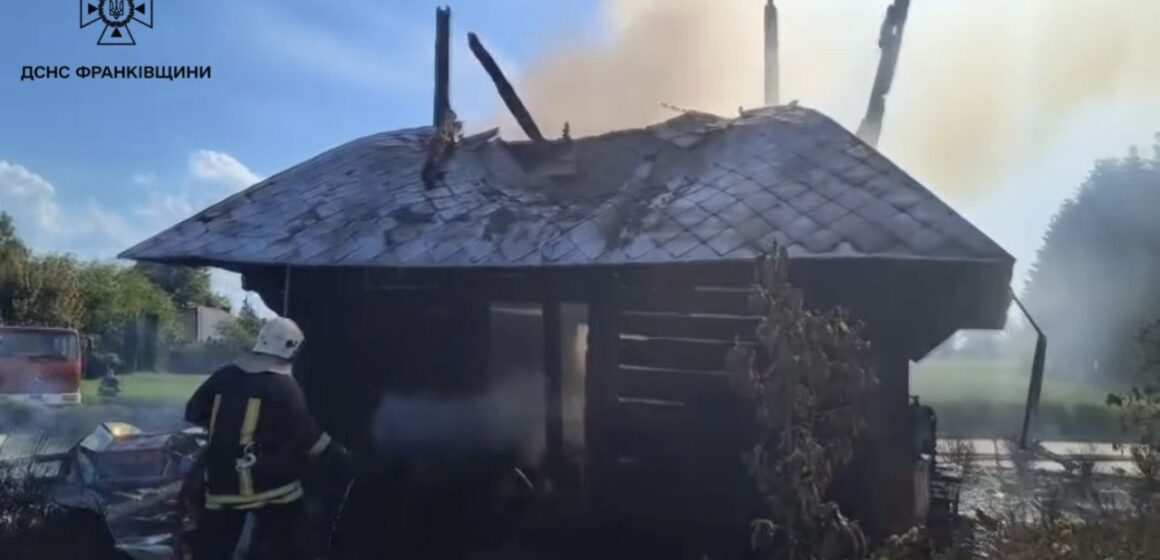 У Заболотівській громаді згоріла дерев’яна дзвіниця на території церкви