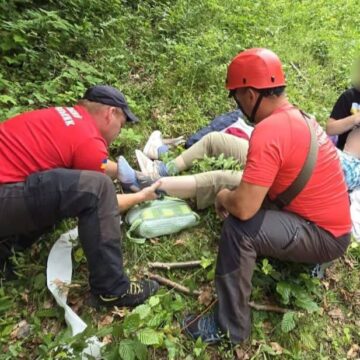 За минулу добу в горах на Прикарпатті травмувалися двоє туристок За минулу добу в горах на Прикарпатті травмувалися двоє туристок